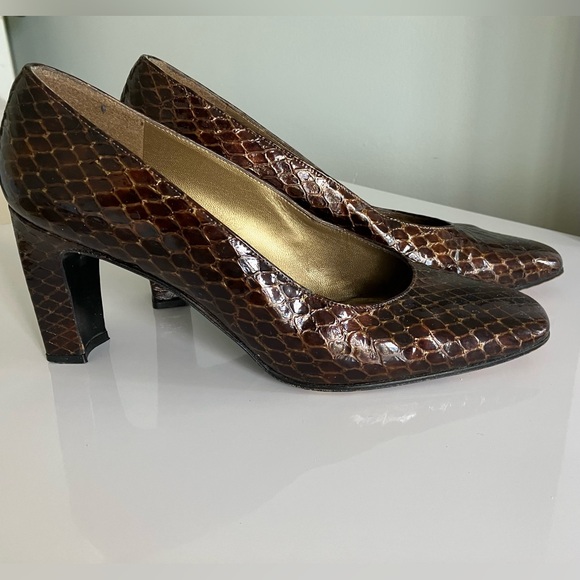 Stuart Weitzman Brown Snakeskin Pumps Size 9B - Picture 2 of 6